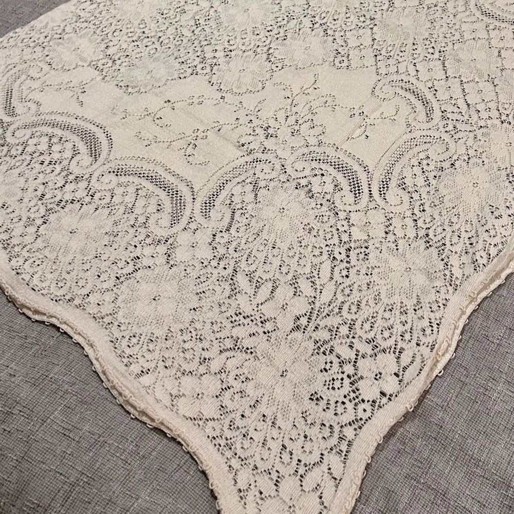 Elegant Vintage Quaker Cream Lace Tablecloth
